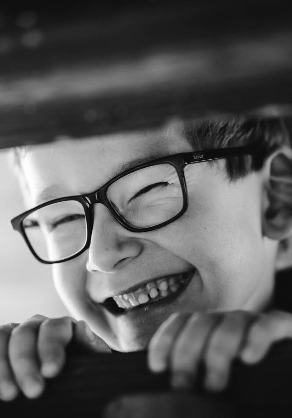 Kindergartenfoto von einem Kind das im Garten eines Kindergarten spielt in Schwarz Weis